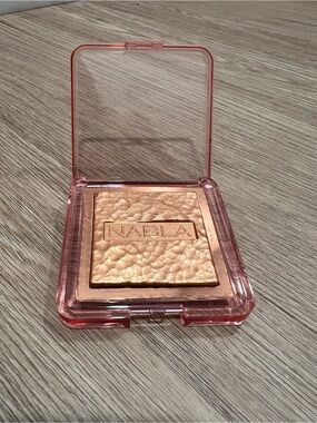 Nabla Shimmery Champagne Highlighter
